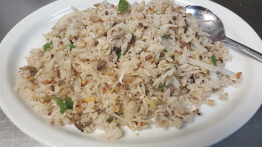 Vegetarian almond fried rice. Unfortunately even with my amateur skills, this tasted a heck lot better than many Chinese restaurants in Saskatoon. ^^