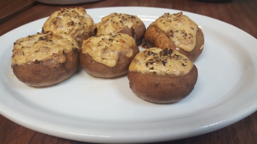 Just a side view of the baked stuffed mushroom caps. Such a quick & delicious comfort snack! ^^ Suddenly, I want to make another batch~ =D